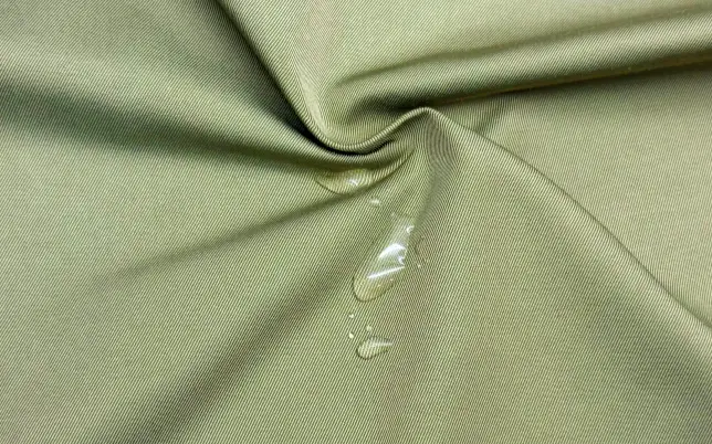 Water-repellent woven apparel fabric with visible water droplets